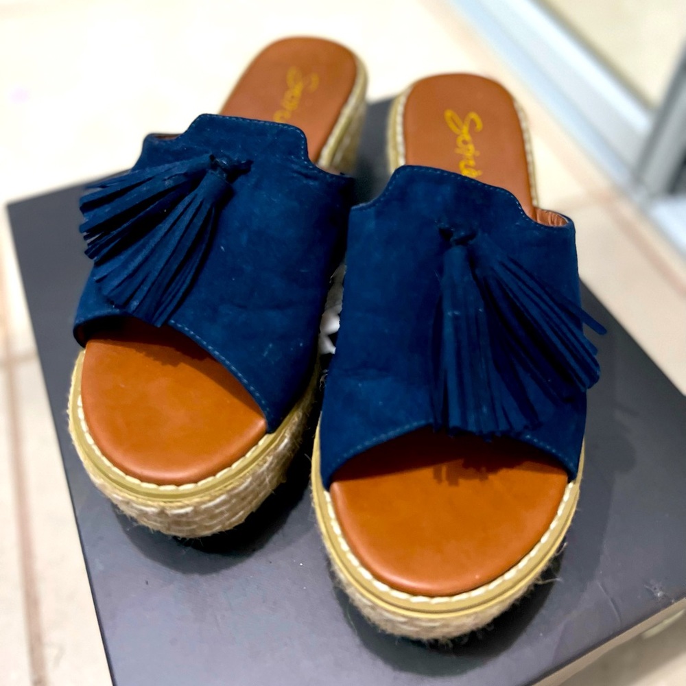 EUC Navy Blue wedge sandals. Soirée